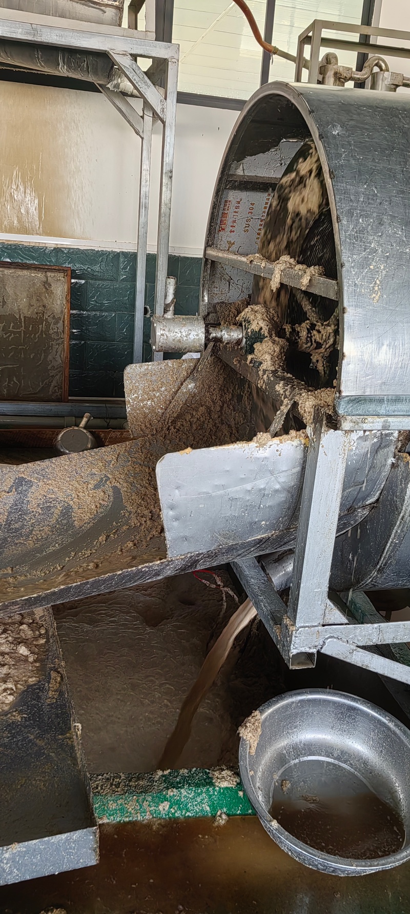 1765940121711929.jpg 野生葛根加工除渣過(guò)濾.jpg